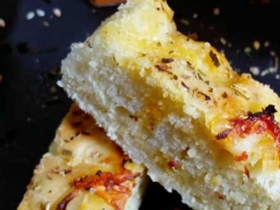 Focaccia au levain à l'oignon et au fromage